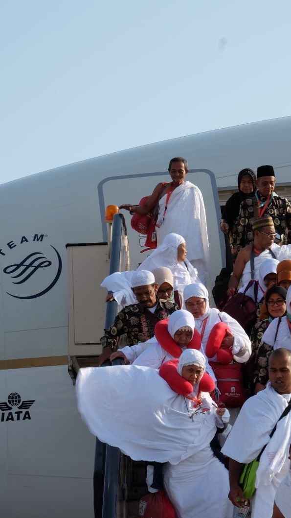 Viral Nestapa Jemaah Umrah Travel Zamzam, Terlantar di Tanah Suci & Diberi Makanan Tak Layak