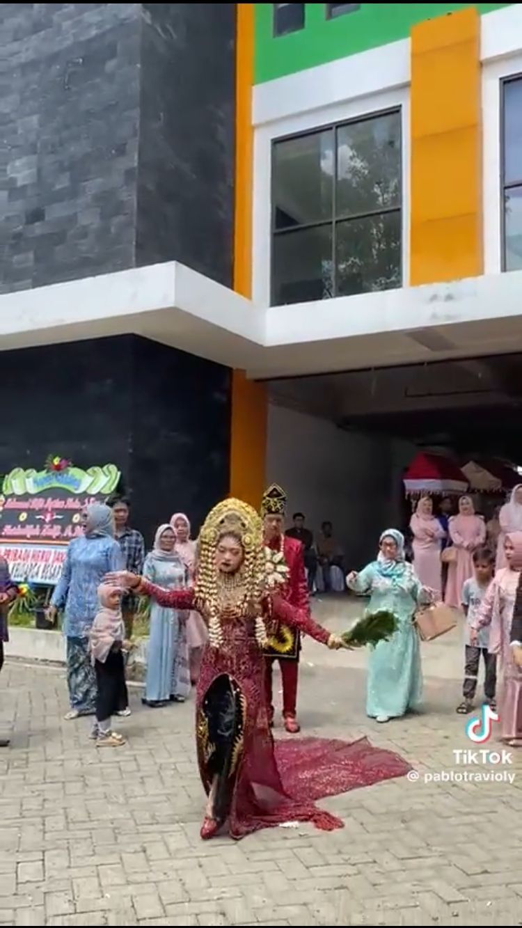 Viral Pengantin Wanita Tiba-tiba Menari saat Akan Jalan ke Pelaminan, Diduga Kesurupan