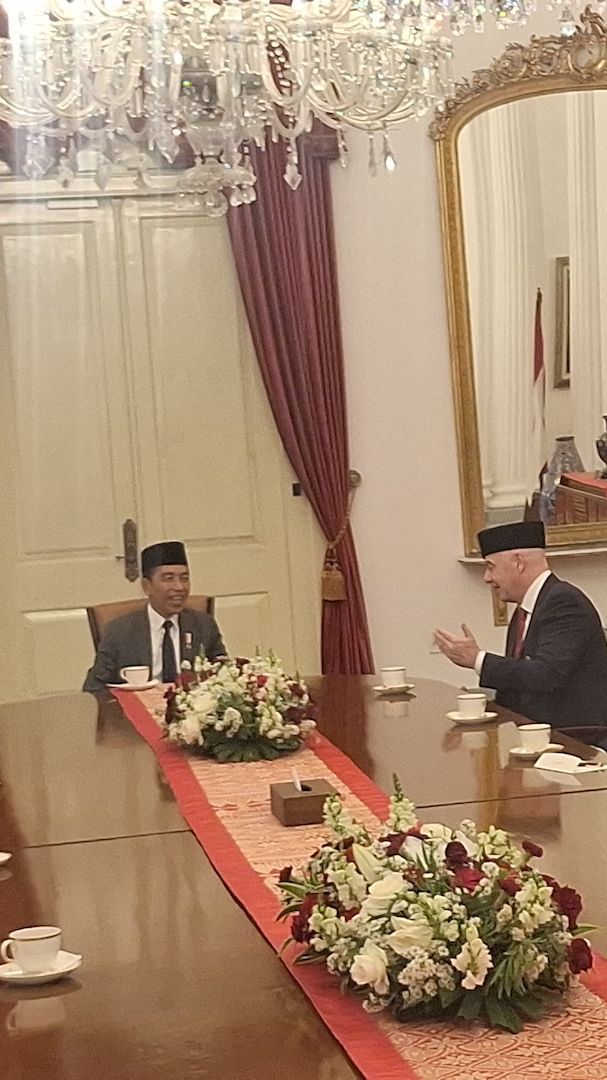 Berpeci, Presiden FIFA Berbincang dengan Jokowi di Istana