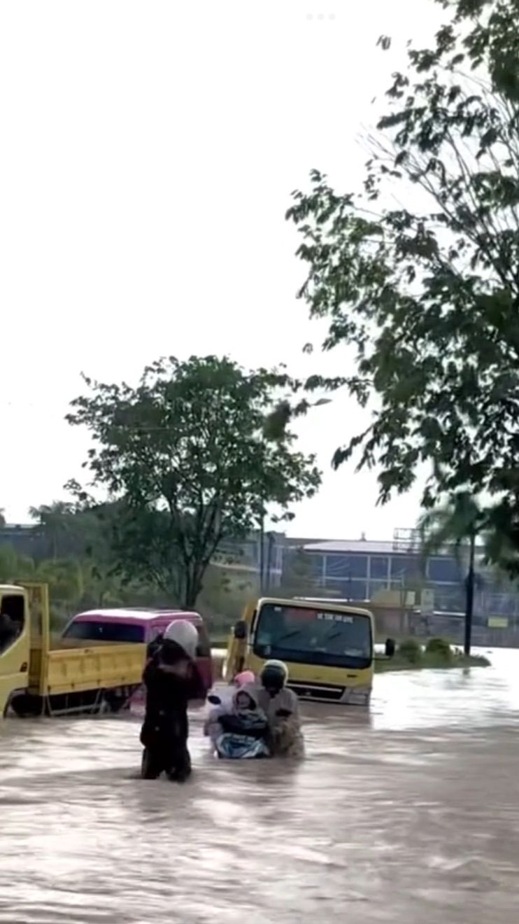 Rela Motor Hanyut demi Bantu Ibu dan Anak yang Terjebak Banjir, Aksi Heroik Pria Ini Tuai Pujian Warganet