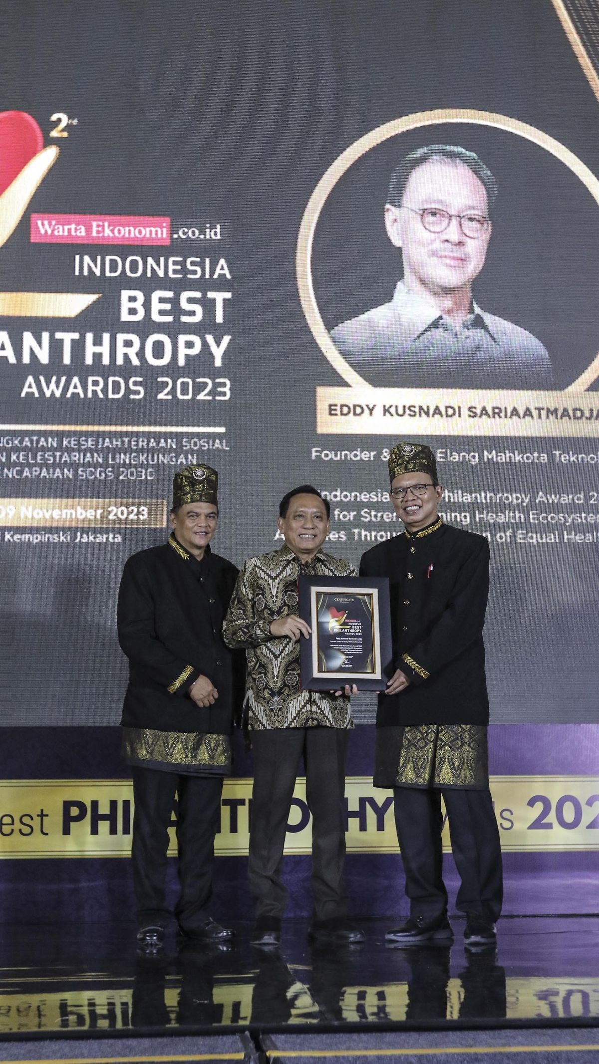 FOTO: Pendiri Emtek Eddy Sariaatmadja Raih Indonesia Best Philanthropy Awards 2023