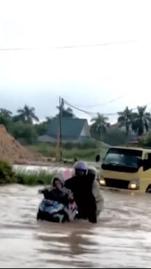 Respect! Pria Tinggalkan Motor Selamatkan Ibu dan Anak Terjebak Banjir Bandang ‘Sehat Selalu Bang’