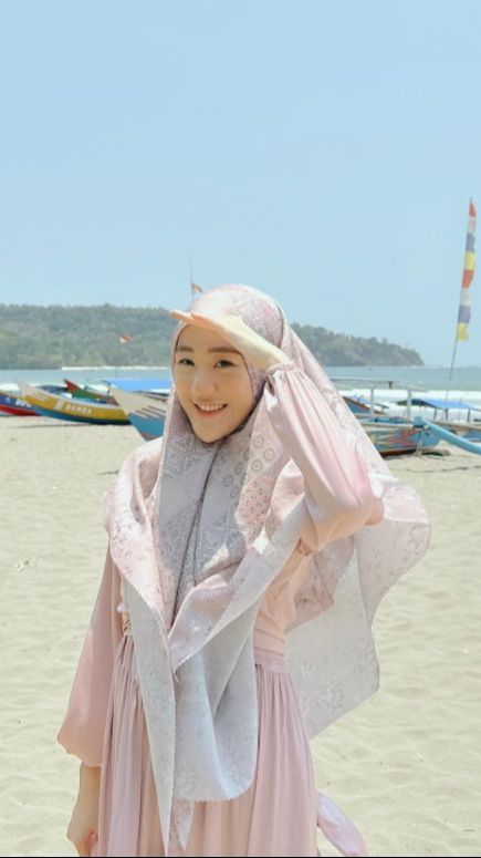 Larissa Chou Pergi ke Pantai dengan Memakai Gamis Syar'i