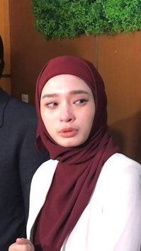 Berhak Atas Royalti Seumur Hidup ,Berikut Potret Inara Rusli Sujud Syukur Usai Menang Mutlak