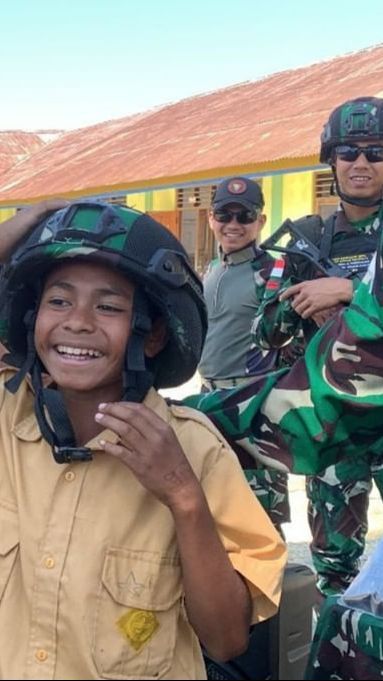 Momen TNI Pamer Alutsista, Bocah hingga Emak-emak Antusias Pegang Senjata