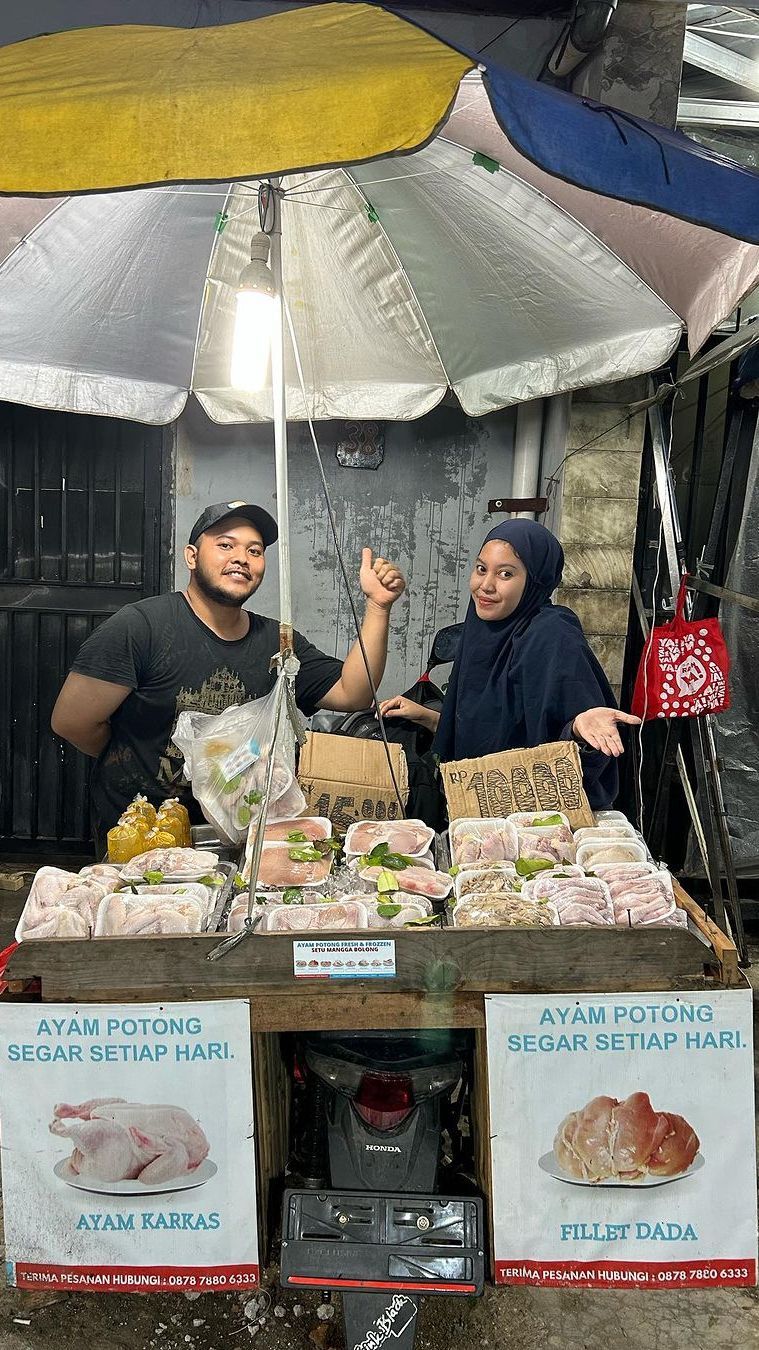 Kisah Wanita Lulusan Sarjana Tak Gengsi Jualan Ayam Potong di Gerobak Motor, 'Yang Penting Jadi Bos di Usaha Sendiri'