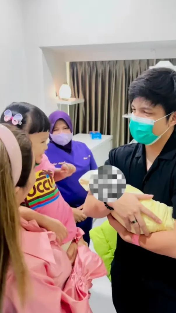 Bahagianya Baby Ameena Bertemu Sang Adik Untuk Pertama Kalinya, Gemas Banget!