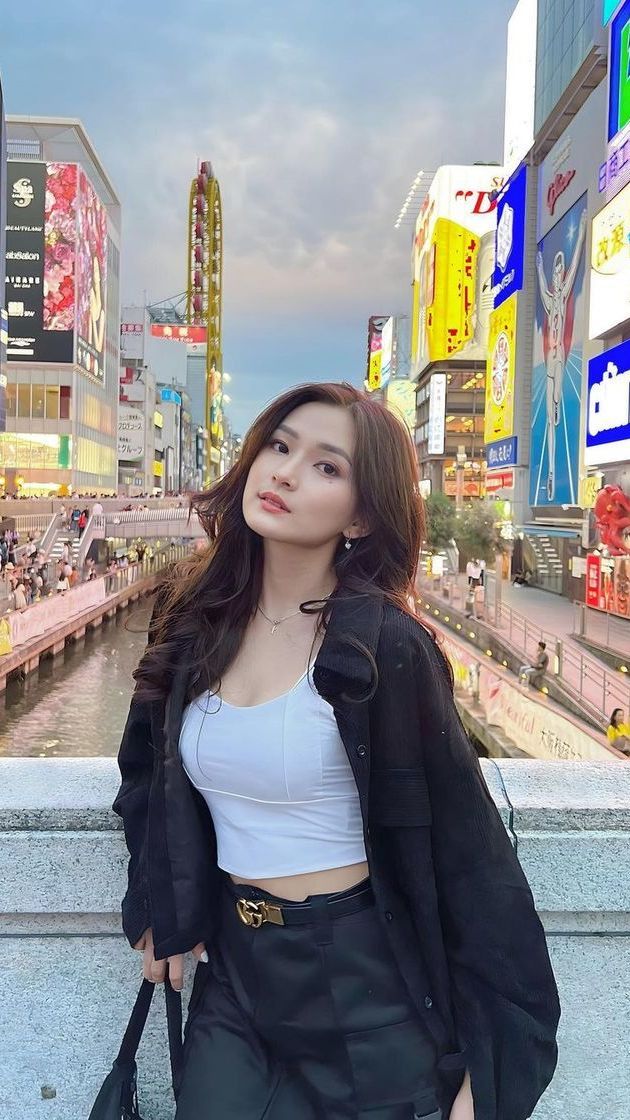 8 Foto Cantik dan Stylish Angelia Christy, Jadi Model Selebram Yang Viral di Media Sosial