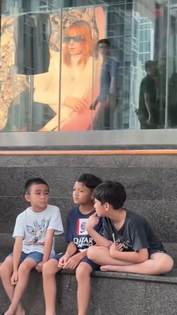 Viral Video Rafathar Ngemper di Depan Mall Jadi Bahan Konten Bersyukur, Sandal yang Dipakai Malah Bikin Salfok