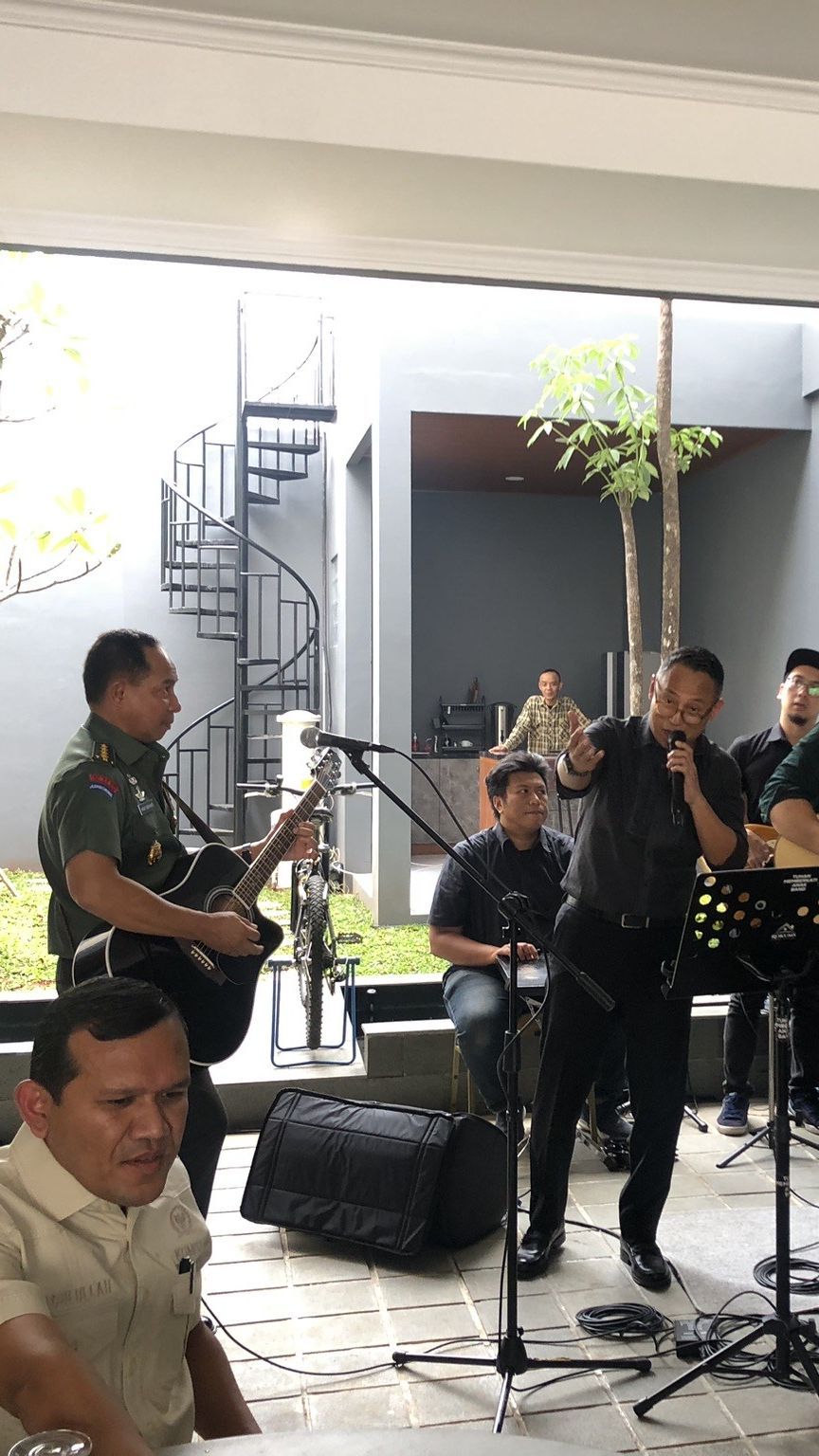 Potret Gaya Jenderal Agus Subiyanto Main Gitar, Iringi Anggota DPR Karaokean di Rumahnya