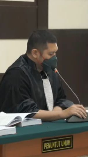 VIDEO: Jaksa Tuntut Haris Azhar Empat Tahun Penjara di Kasus 'Lord Luhut'