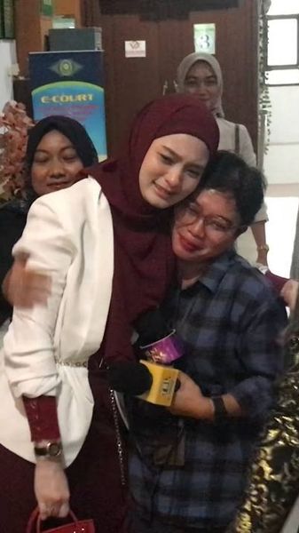 8 Momen Mengharukan Inara Rusli Setelah Resmi Bercerai dari Virgoun, Tangis Pecah Saat Memeluk Sosok Ini