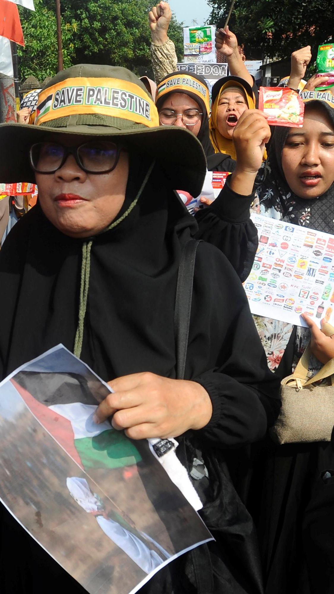 FOTO: Aksi Warga Gelar Razia Produk Pendukung Israel di Warung-Warung Klontong di Bogor