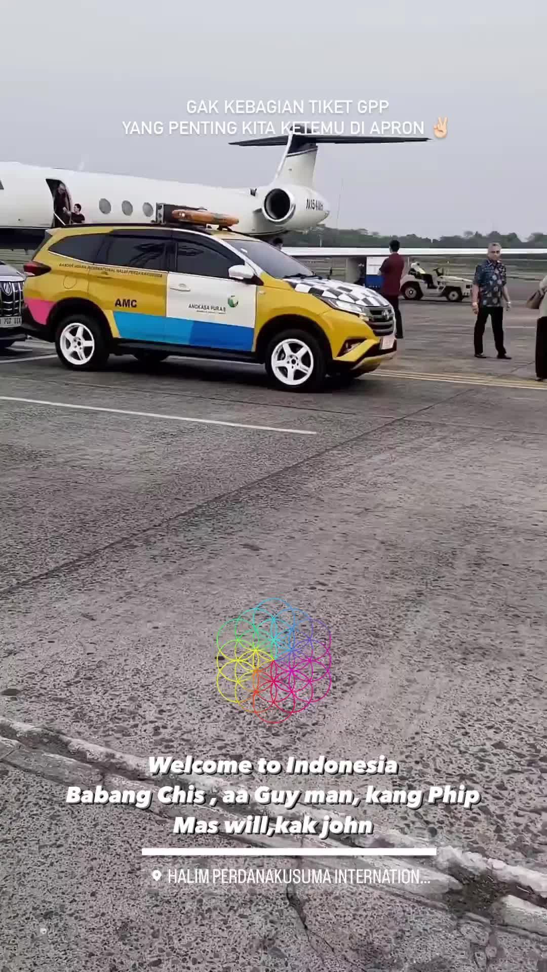 Naik Private Jet, Ini Penampakan Coldplay Tiba di Jakarta