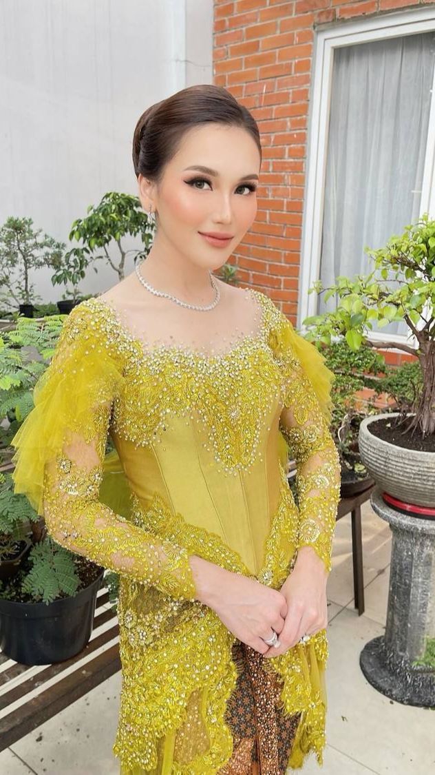 Potret Ayu Ting Ting saat Hadir di Pesta Pernikahan Sepupu, Tampil Cantik Kenakan Busana Kebaya