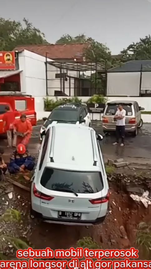 VIDEO: Parkiran Kafe Dekat Stadion Pakansari Cibinong Longsor, Satu Mobil Pengunjung Jadi Korban