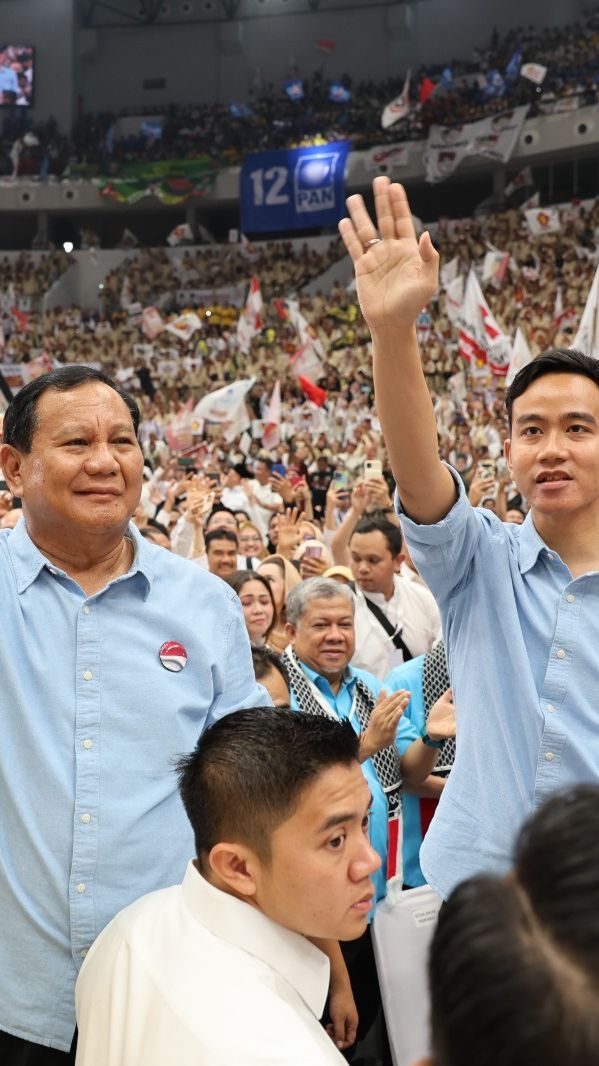 Ke KPU Pakai Mobil Listrik, Prabowo Duduk bersama Putranya Didit Hediprasetyo dan Gibran Dengan Emil Dardak