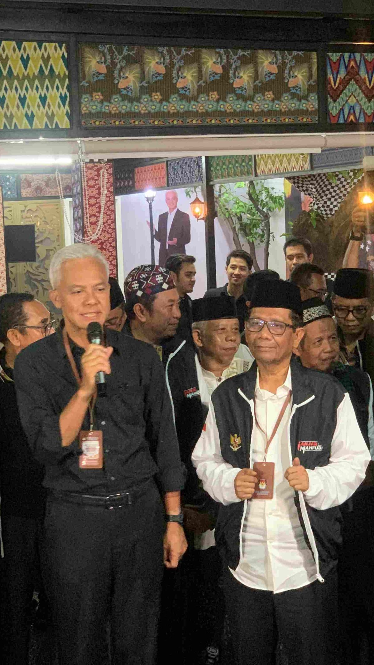 Ganjar Semringah jelang Pengundian Nomor Capres-Cawapres, Mahfud MD Acungkan Jari Telunjuk