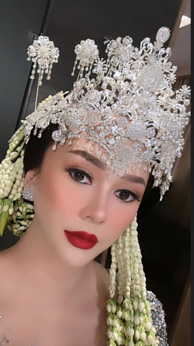 Disebut Netizen Geulis Pisan, 8 Foto Aura Kasih Saat Kenakan Busana Pengantin Sunda!