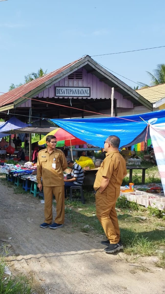 Disperindagkop UKM Paser Tinjau Pengerjaan Pasar