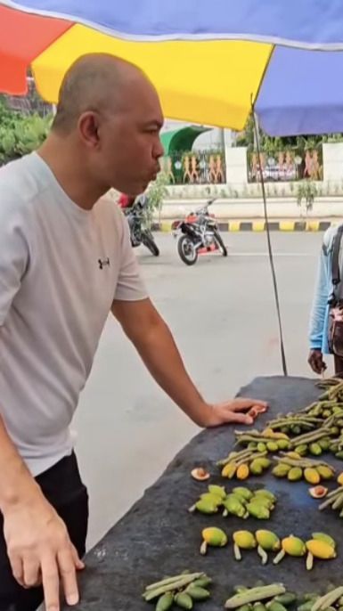 Momen Irjen Hendro Pandowo Makan Pinang Papua Acungkan Jempol 'Bermanfaat Bagi Kesehatan'