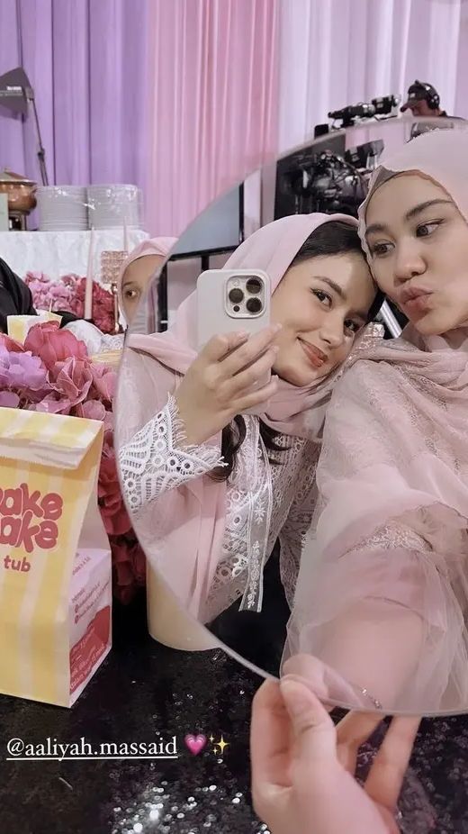 Potret Aaliyah Massaid dan Sarah Menzel Kompak Berkerudung di Aqiqah Anak ke-2 Aurel Atta