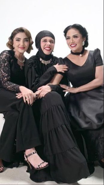 Potret Ashanty, Krisdayanti dan Geni Faruk Saat Momong Cucu, Terlihat Sayang Banget!