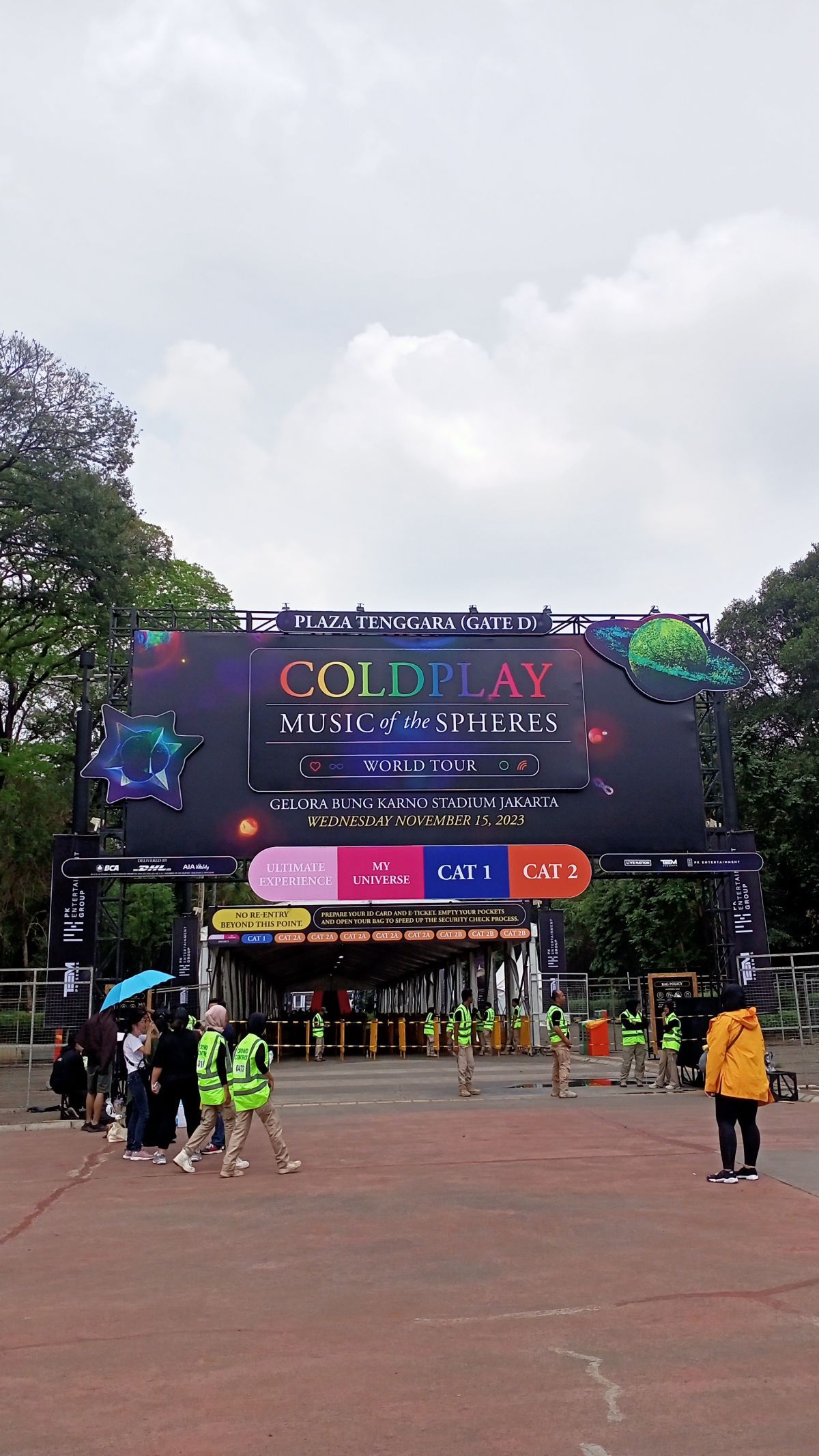 Konser Coldplay Digelar Nanti Malam, Penonton Mulai Padati Area GBK