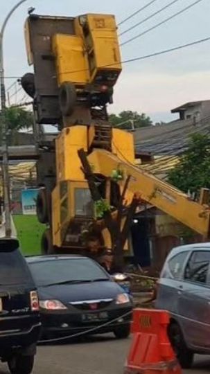 Tak Kuat Angkat Beban, Truk Crane Terjungkir di Jalan Mayor Oking Cibinong