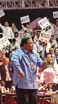 VIDEO: Ragam Gaya Capres Cawapres Pamer Nomor Urut di KPU, Kamu Suka yang Mana?