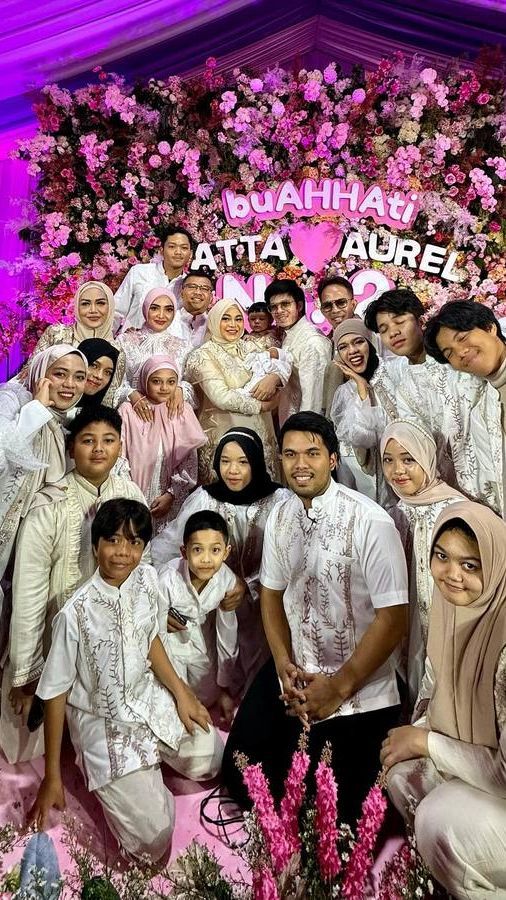 Deretan Foto Sarah Menzel saat Hadir di Acara Akikah Baby Azura Anak Atta & Aurel Hermansyah, Kenakan Kerudung Penampilannya Bikin Pangling