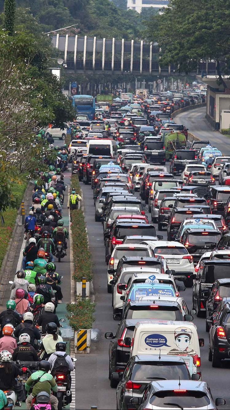 FOTO: Suasana Kawasan GBK Jelang Konser Coldplay: Penonton Berdatangan, Lalu Lintas Padat