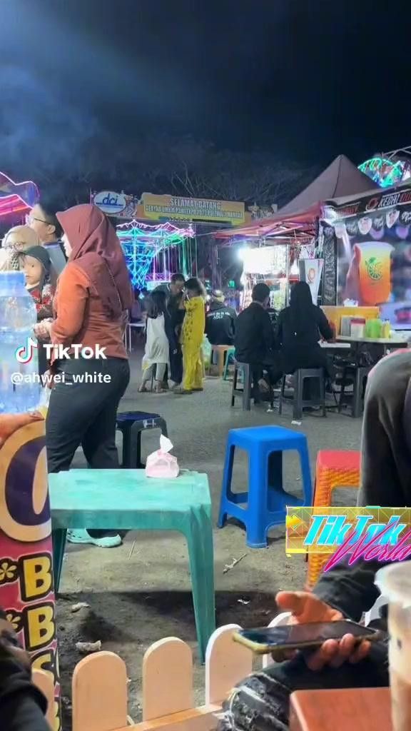 VIDEO: Bikin Nangis, Momen Tunanetra Ajak Kedua Anaknya Liburan ke Pasar Malam