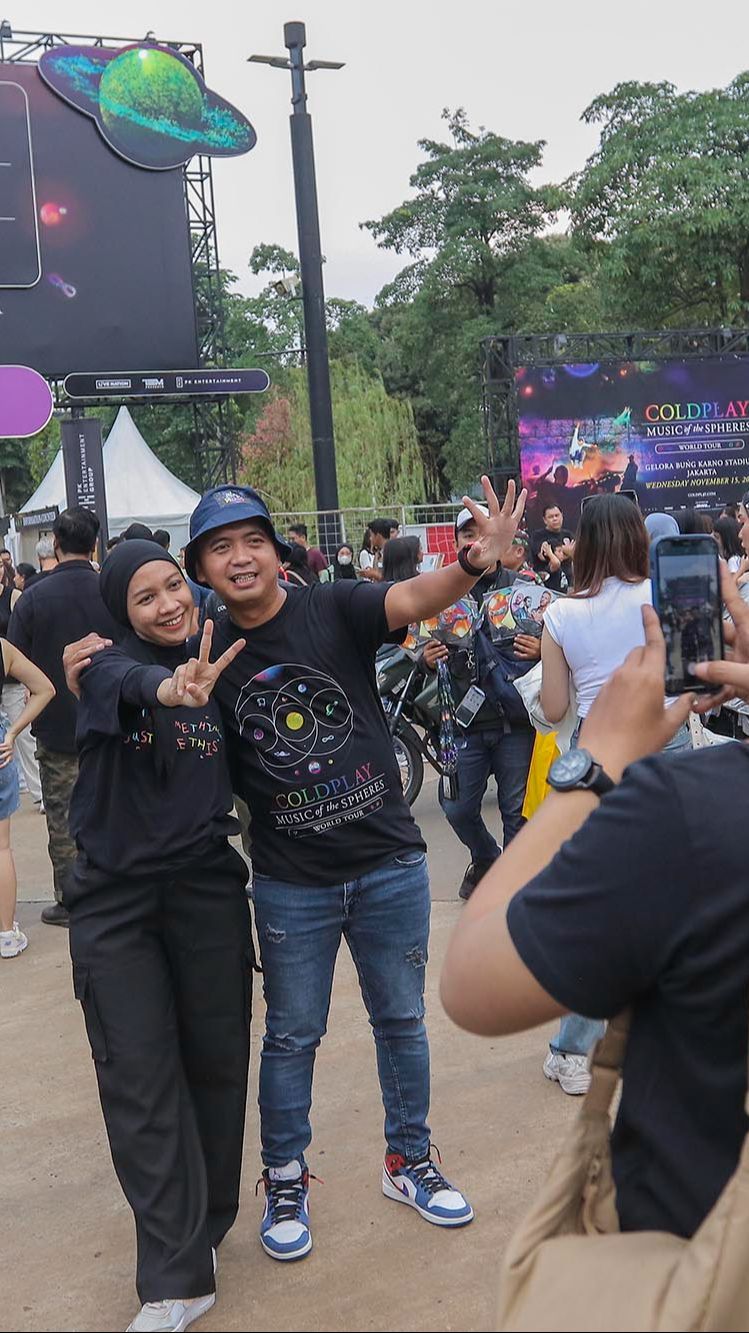 FOTO: Ribuan Penggemar Padati GBK Jelang Konser Coldplay