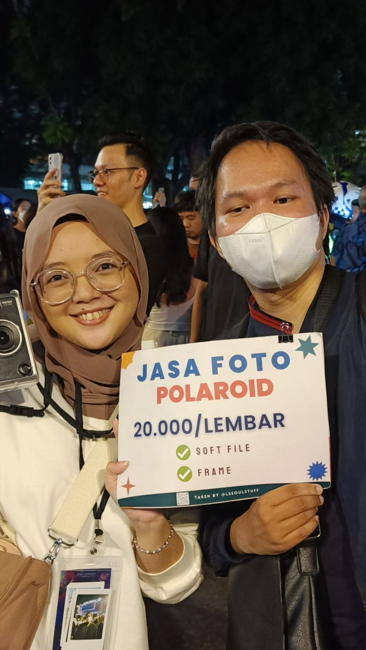 Maraup Cuan di Konser Coldplay, Tawarkan Jasa Foto Polaroid