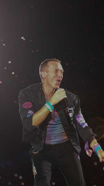 Chris Martin Sapa Penonton Pakai Pantun, 11 Foto Penampilan Coldplay 'Sihir' SUGBK!