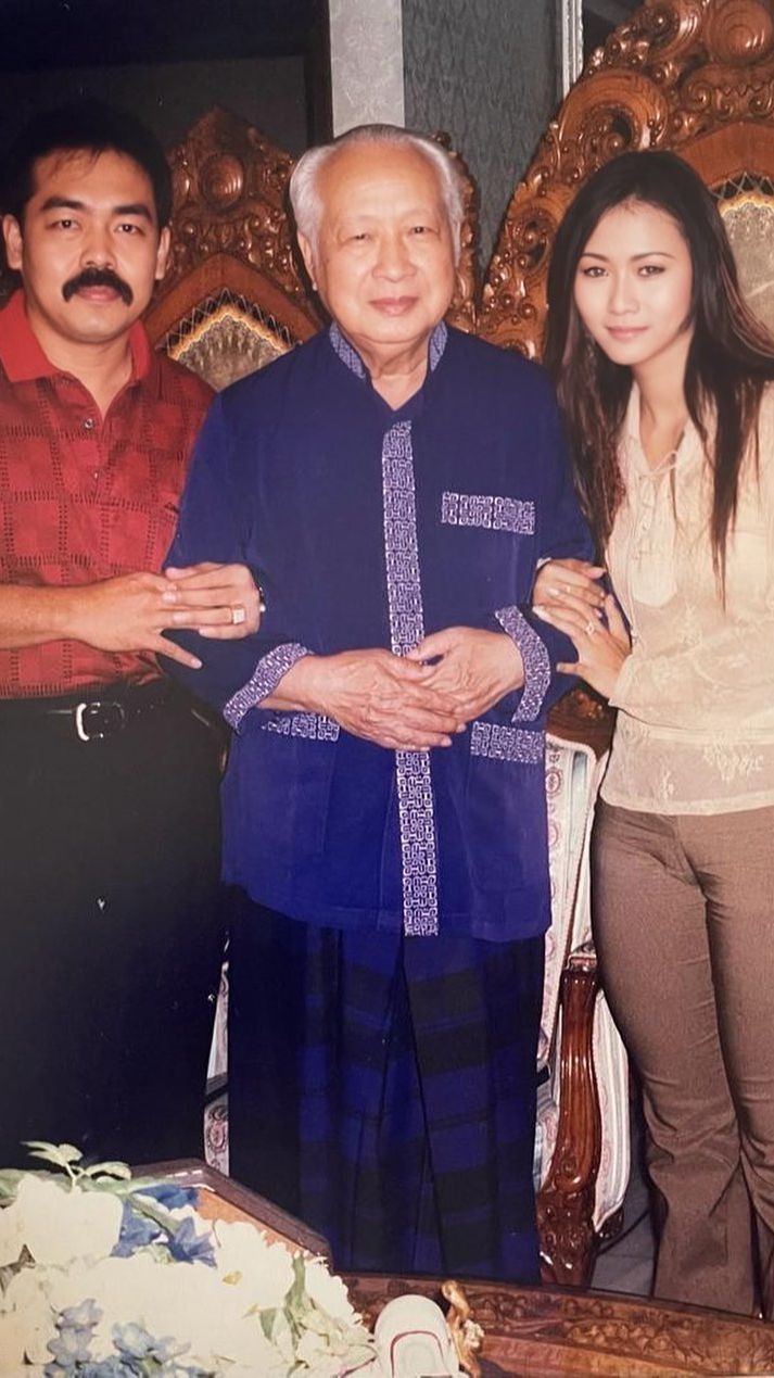 Inul Daratista Unggah Foto Lawas Bareng Soeharto dan Sang Suami, Nitizen Sebut 'Mas Adam Tuh Ga Berubah Mukanya'