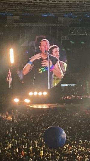 Momen Coldplay Ganti Bendera Pelangi dengan Bendera Putih Bertuliskan Love