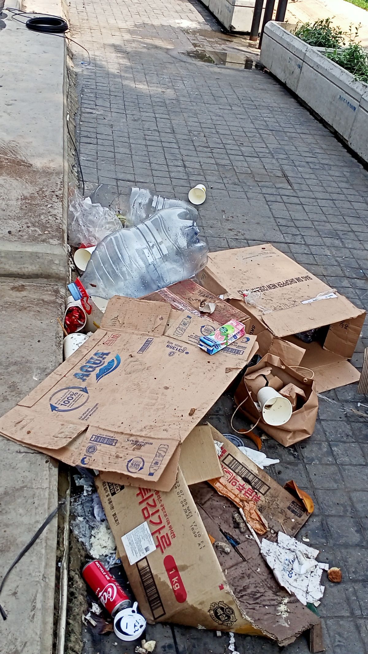 Begini Penampakan Sampah di Stadion GBK Usai Konser Coldplay