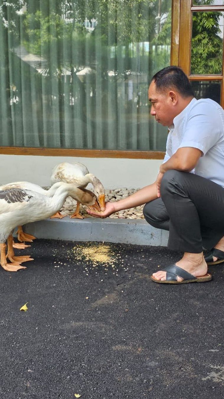 Jenderal TNI Agus Subiyanto Bersama Tiga Angsa dan Lambang Cinta