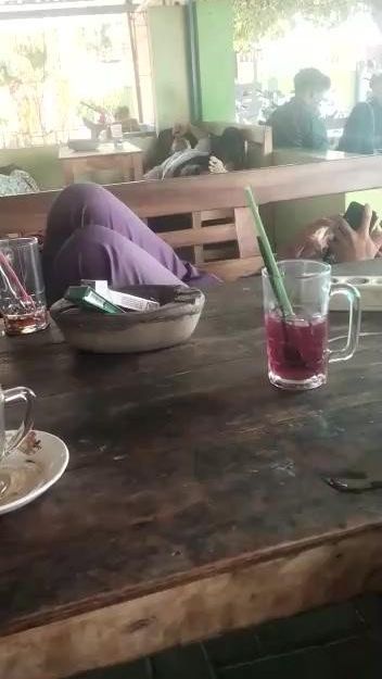 Ibu Ini Ngamuk Pergoki Anaknya Disuruh Sekolah Malah Asik Tidur Siang di Warung