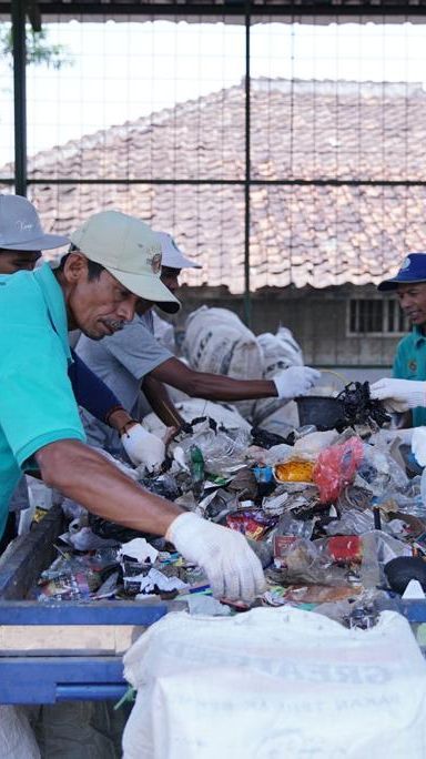 Ajak Masyarakat Tepi Sungai Citarum Kelola Sampah, Kolabs Yayasan Bening Saguling & BRI Peduli