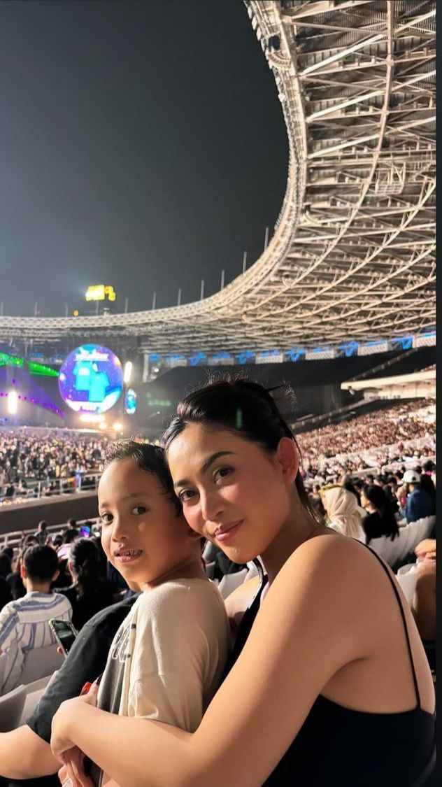 8 Foto Rachel Vennya Nonton Konser Coldplay Bersama Salim Nauderer dan Putra Sulungnya