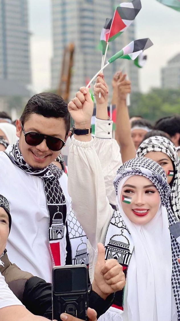 Tuai Pujian Warganet, 8 Foto Shella Saukia Saat Sumbang Rp1 Miliar ke Palestina