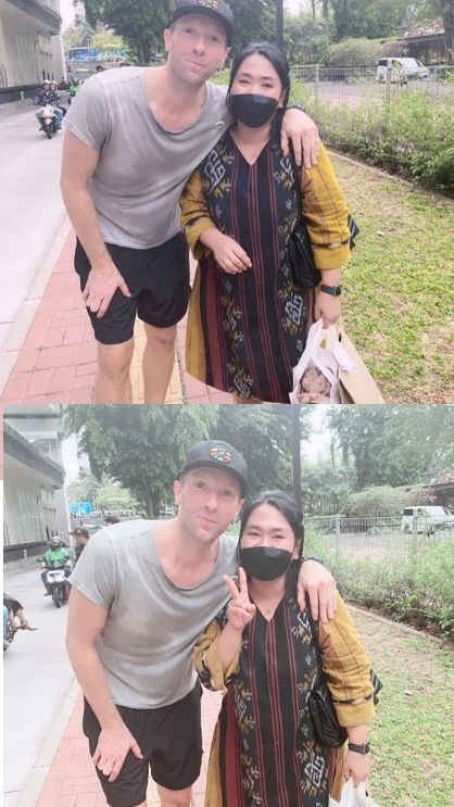 Wanita Ini Foto Bareng dan Dirangkul Chris Martin Coldplay di Jalan, Sukses Bikin Iri Warganet