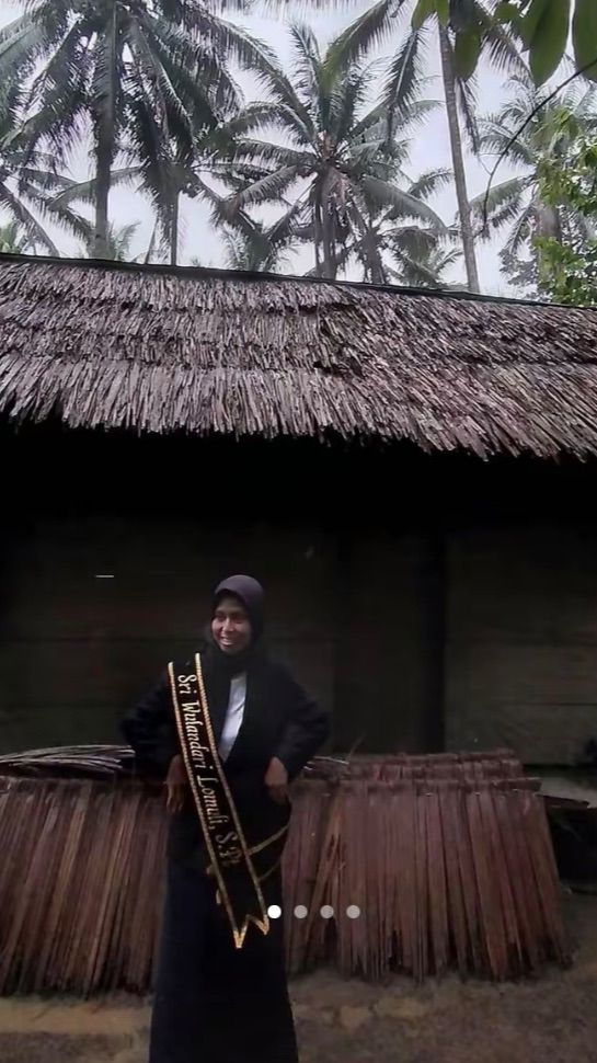 Kisah Wanita Lulus Sidang Skripsi Rayakan dengan Foto di Depan Rumah Gubuknya, Tunjukkan Perjuangan Orang Tua