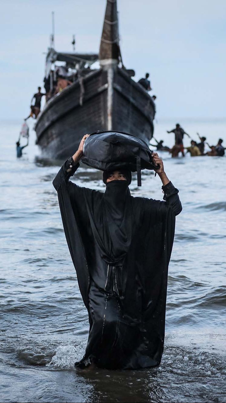 FOTO: Penampakan Kapal Kayu Berisi Ratusan Pengungsi Rohingya yang Ditolak Warga Aceh