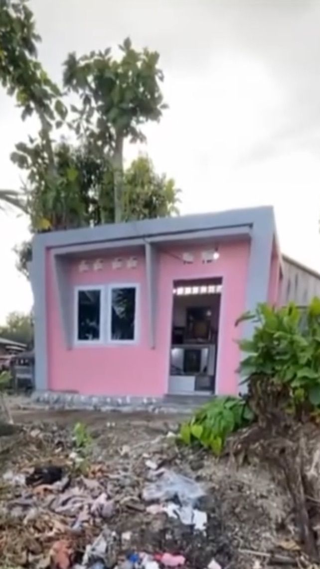 Viral Perempuan Bangun Rumah Singgah di Atas Makam Suami, Curi Perhatian