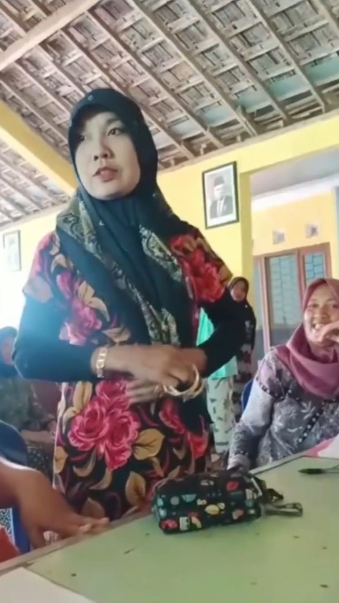 Punya Banyak Gelang Emas dan Perhiasan, Ibu Ini Disoraki Warga Lantaran Terima Bansos