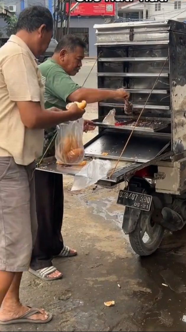 Tak Sengaja Tabrak Gerbang Rumah Orang, Penjul Roti Ini Malah Dapat Berkah